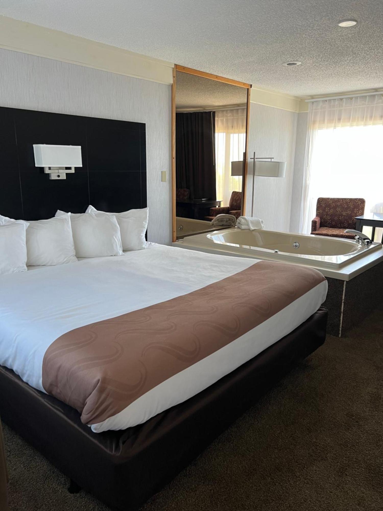 Quality Inn Lakefront Saint Ignace Ngoại thất bức ảnh